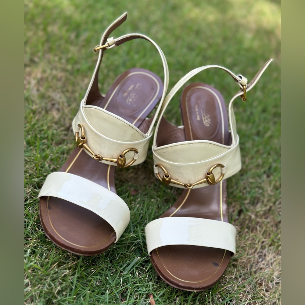 Gucci White Patent Leather Block Heel Sandals with Gold Horsebit - Picture 7 of 7